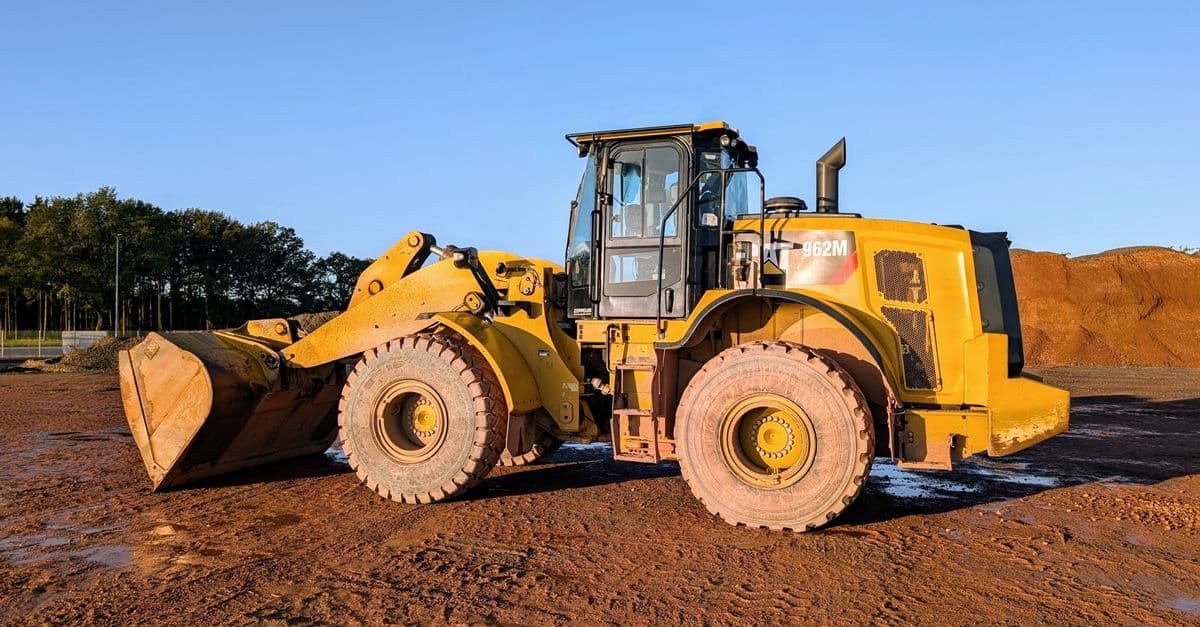 Bulldozer rental Abu Dhabi – Taineq crawler dozer at UAE construction site