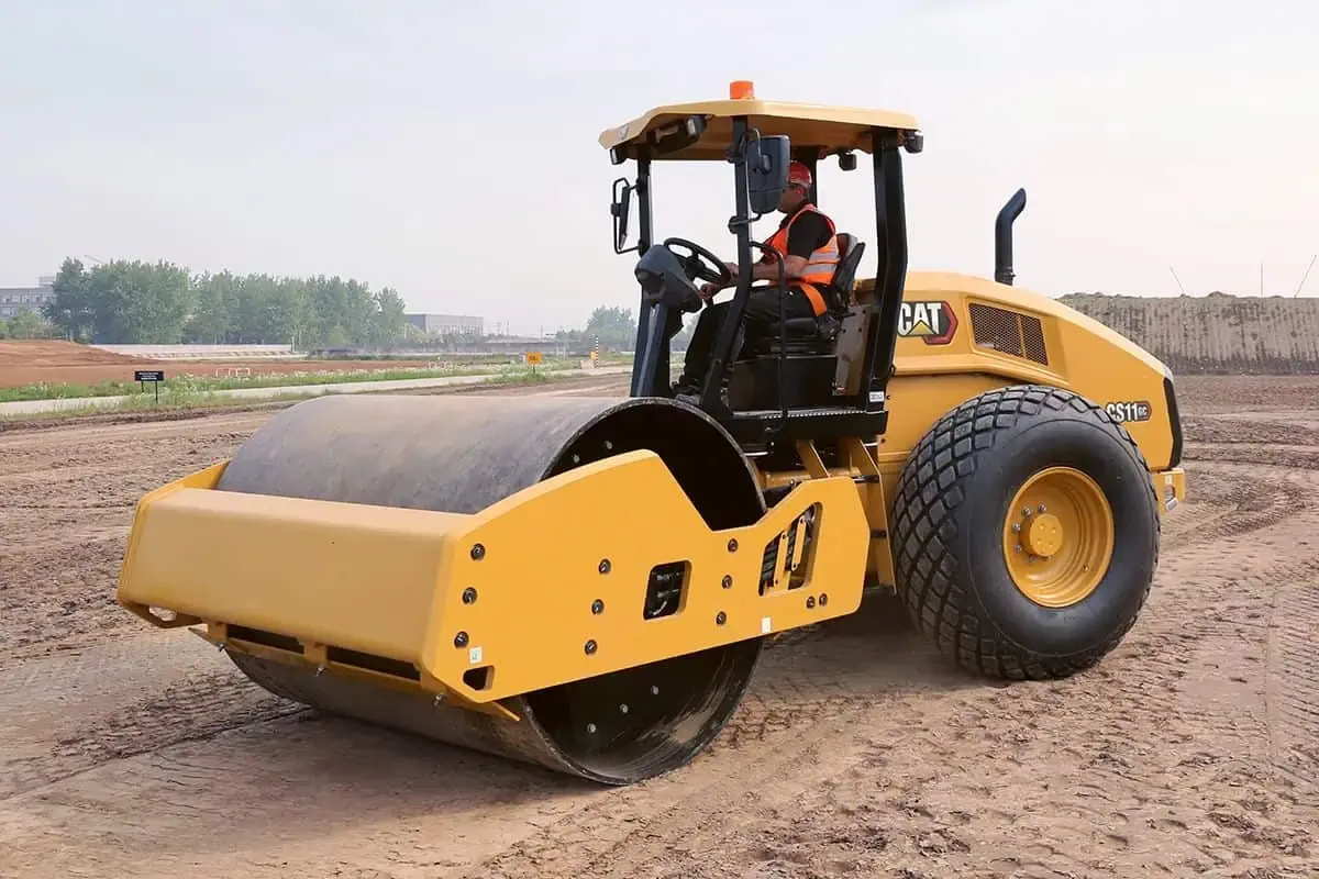 Construction equipment suppliers UAE – Taineq fleet operations Abu Dhabi