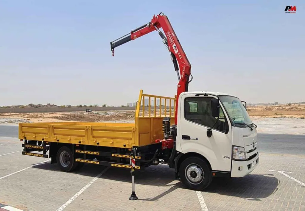 4x4 crane truck rental Abu Dhabi with hydraulic crane mounted flatbed truck for lifting and material transportation