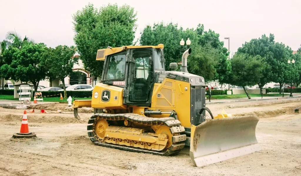 Bulldozer rental in Abu Dhabi with crawler bulldozer for land clearing, grading, and earthmoving projects