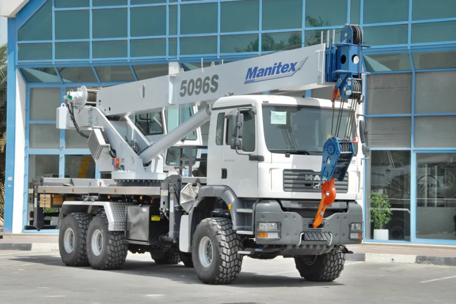 4x4 crane truck rental Abu Dhabi with heavy duty crane mounted truck for lifting and transporting construction materials