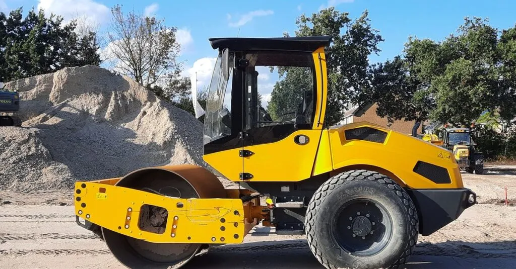Roller Compactor Rental in Abu Dhabi for Construction Projects Roller Compactor Rental in Abu Dhabi for Construction Projects