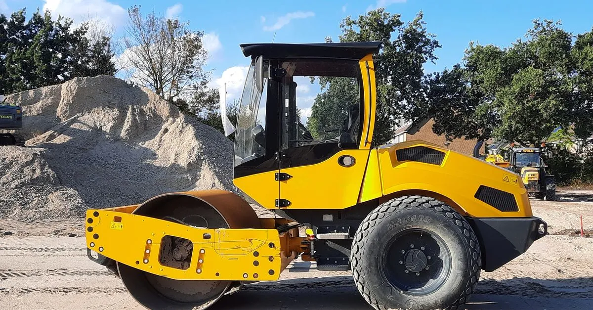 Roller Compactor Rental in Abu Dhabi for Construction Projects