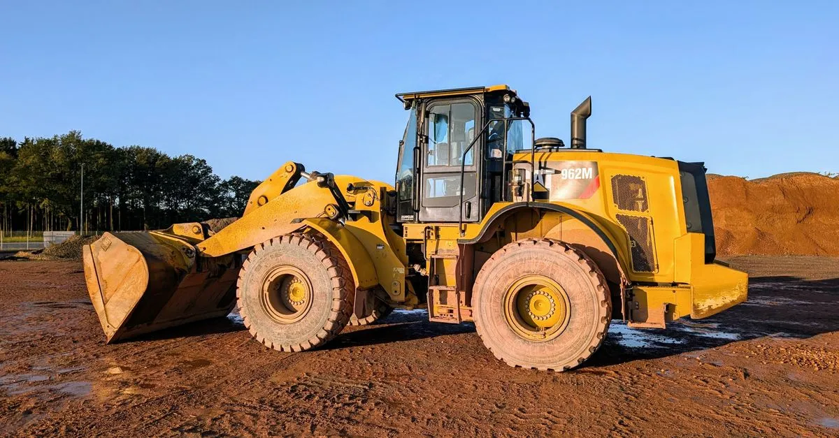Bulldozer rental Abu Dhabi – Taineq crawler dozer at UAE construction site