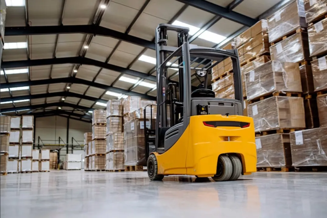 Forklift Rental in Abu Dhabi – Modern Industrial Equipment Forklift Rental in Abu Dhabi featuring a complete view of a yellow counterbalance forklift inside a warehouse
