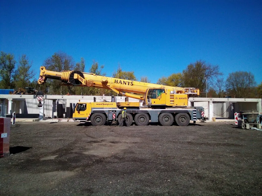 Photo by Jindřich Krumhanzl Heavy equipment rental UAE – project equipment on active site